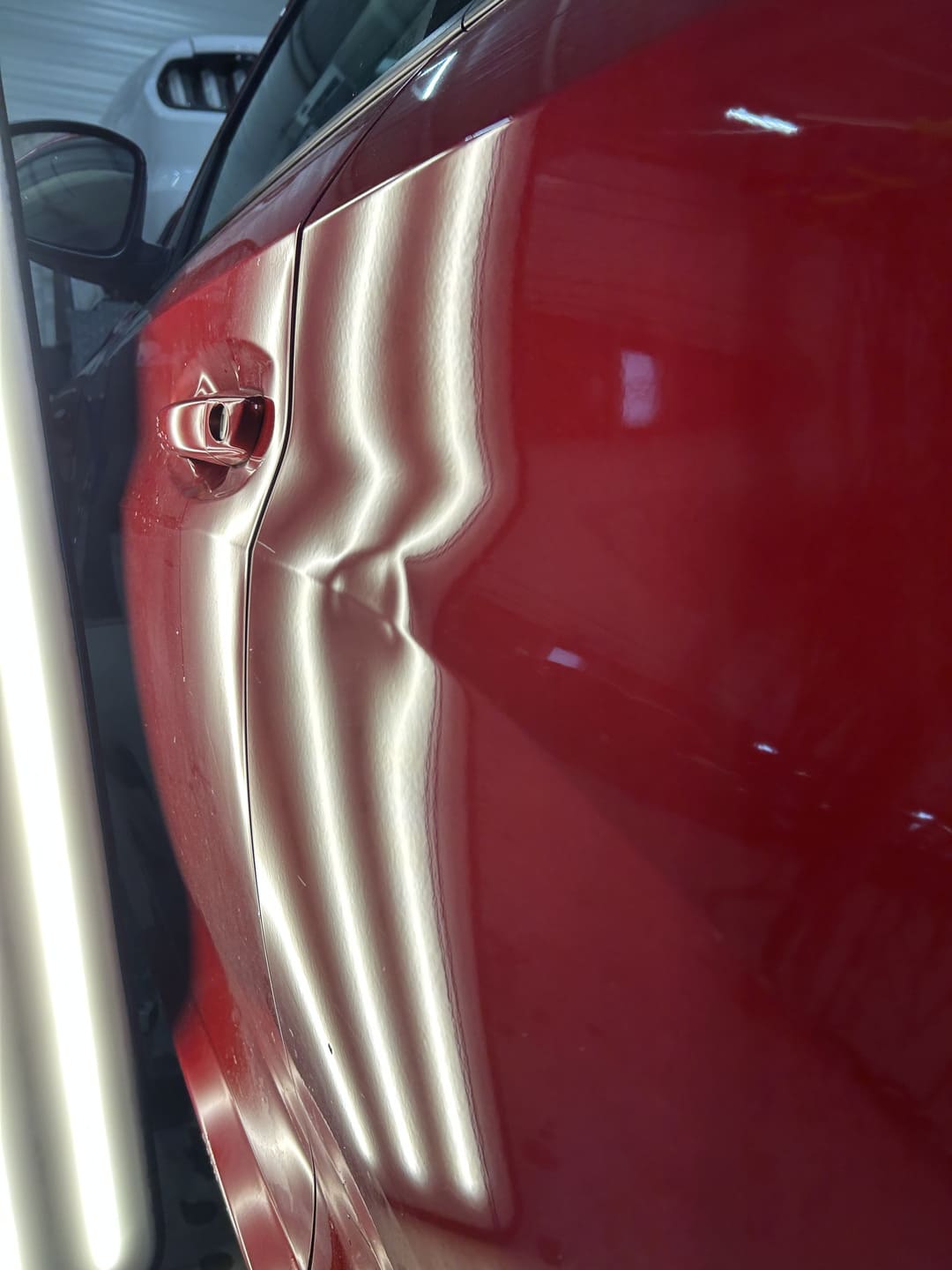 Véhicule abimé avant intervention de la carrosserie DEVINAST