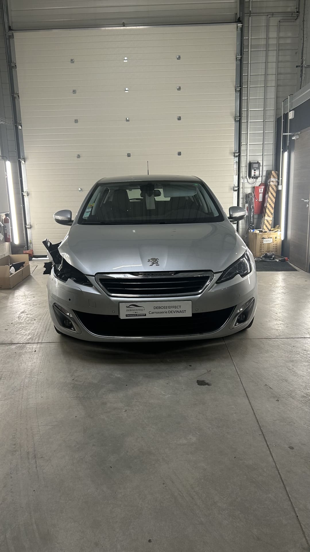 Véhicule abimé avant intervention de la carrosserie DEVINAST