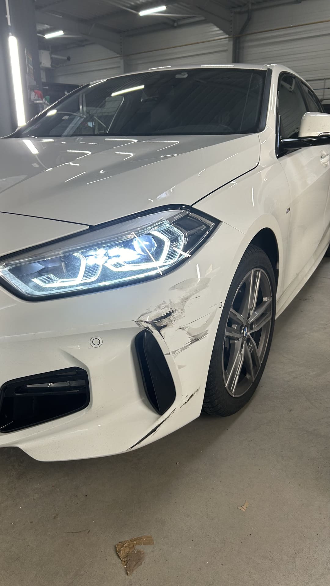 Véhicule abimé avant intervention de la carrosserie DEVINAST