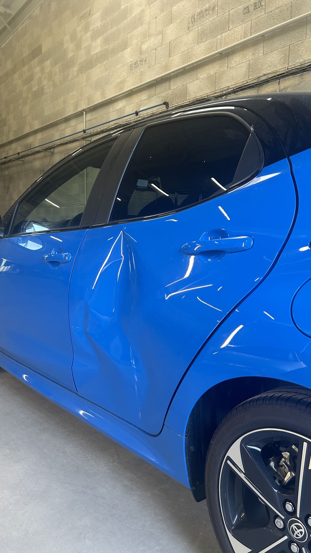 Véhicule abimé avant intervention de la carrosserie DEVINAST