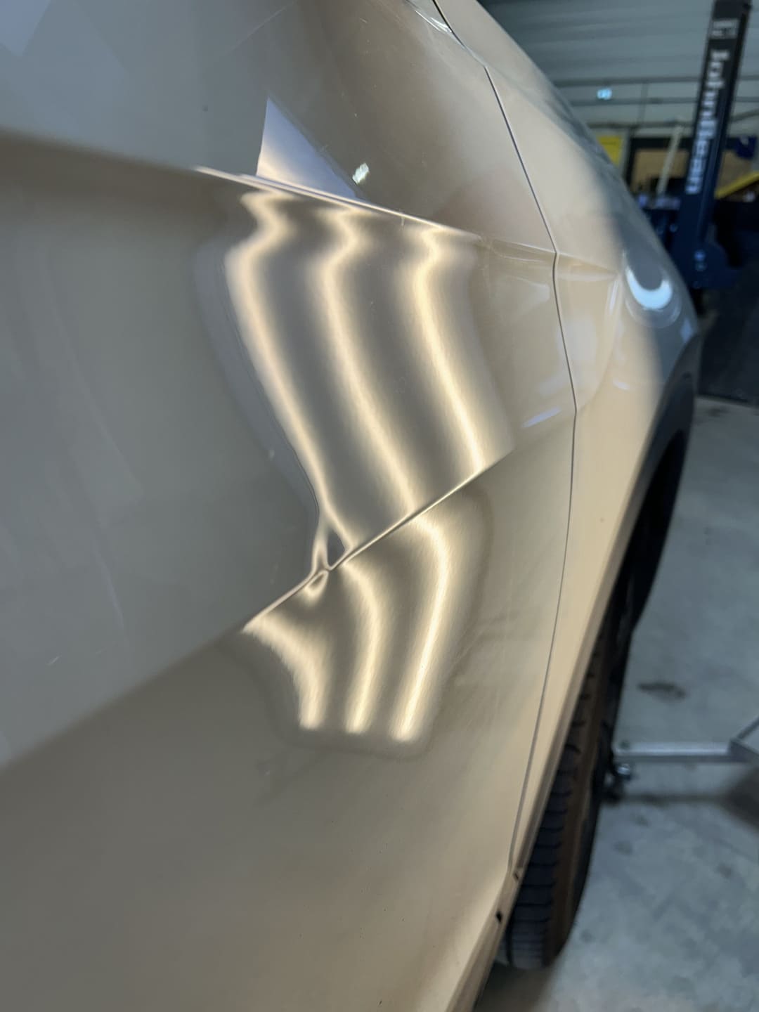 Véhicule abimé avant intervention de la carrosserie DEVINAST