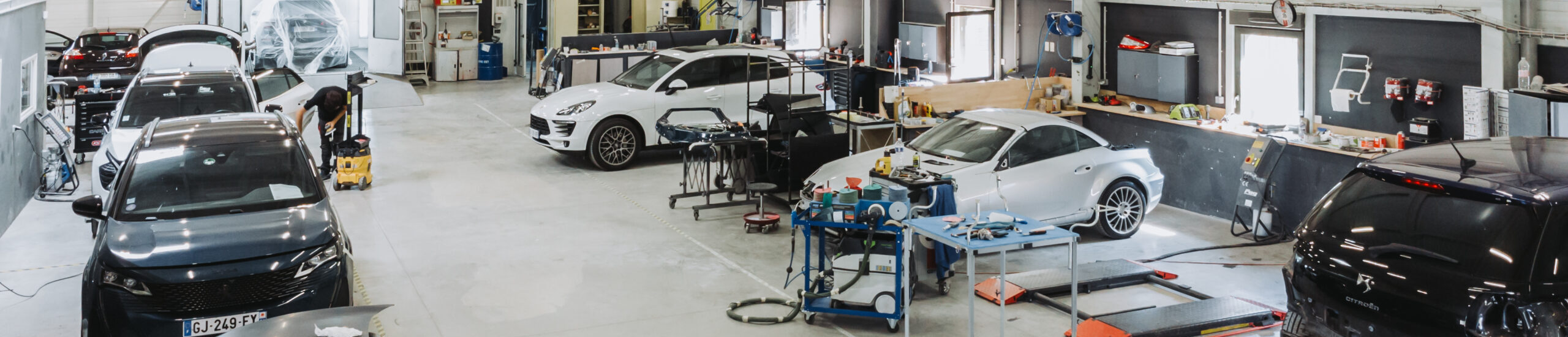Vue d’ensemble de l’atelier de la Carrosserie DEVINAST à Brognard