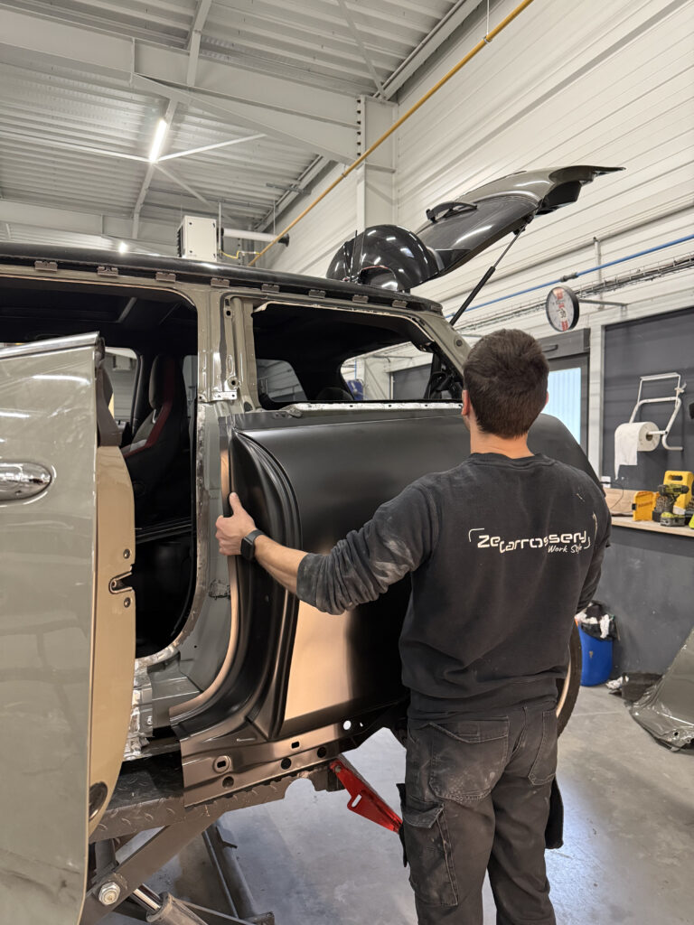 Réparation de carrosserie sur un véhicule à la Carrosserie Devinast à Brognard
