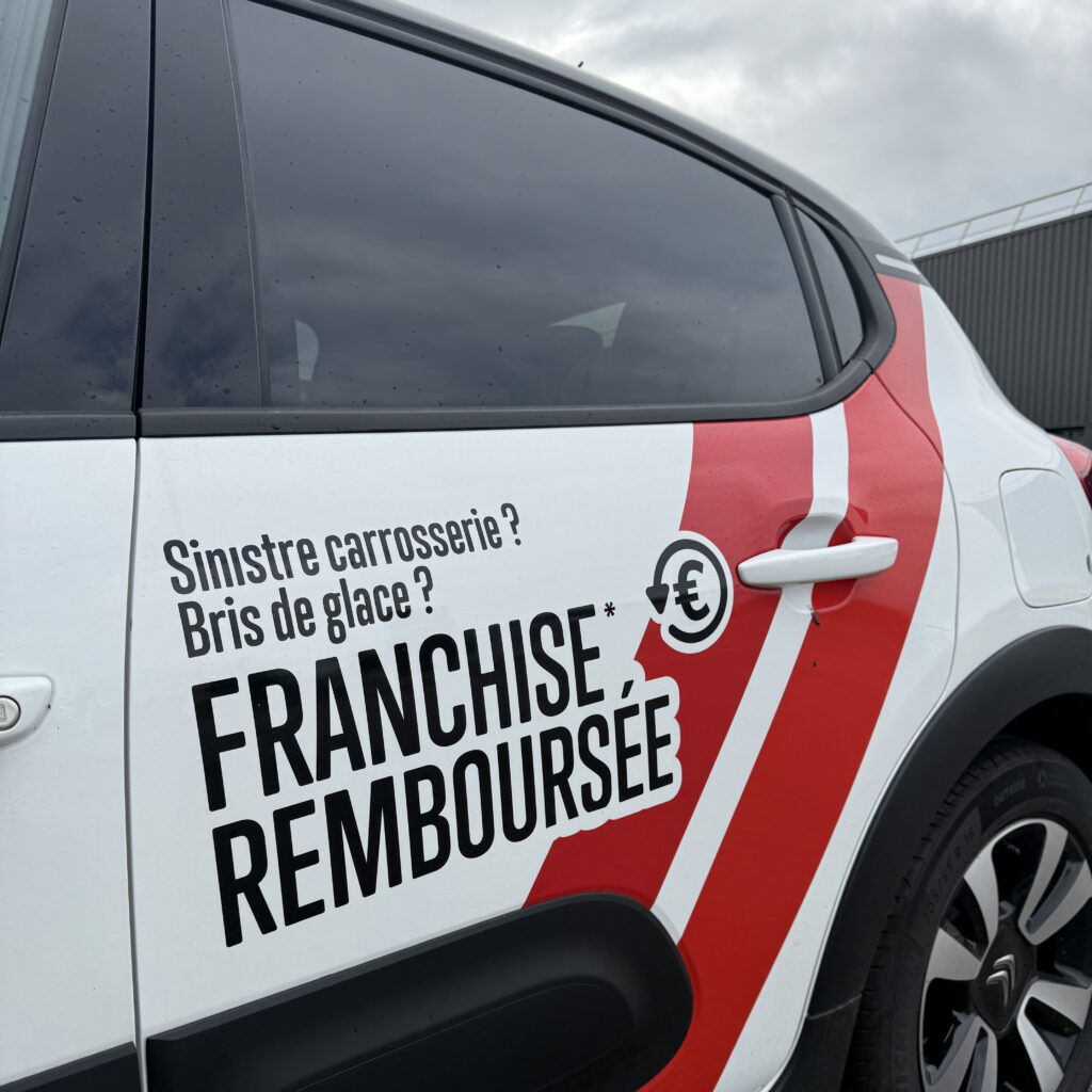 Voiture de prêt avec marquage "Franchise remboursée" de la Carrosserie Devinast à Brognard
