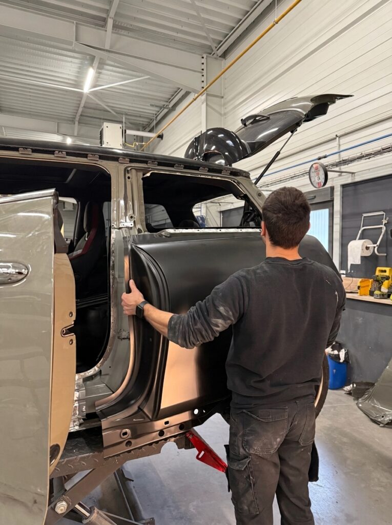 Réparation de carrosserie sur un véhicule à la Carrosserie Devinast à Brognard